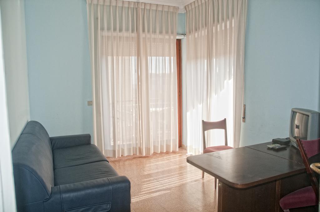 Residence Riva Gaia Terracina Szoba fotó