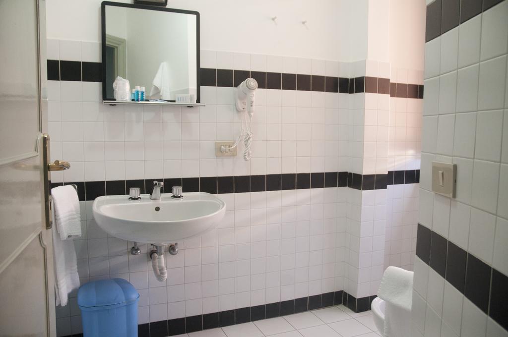Residence Riva Gaia Terracina Szoba fotó